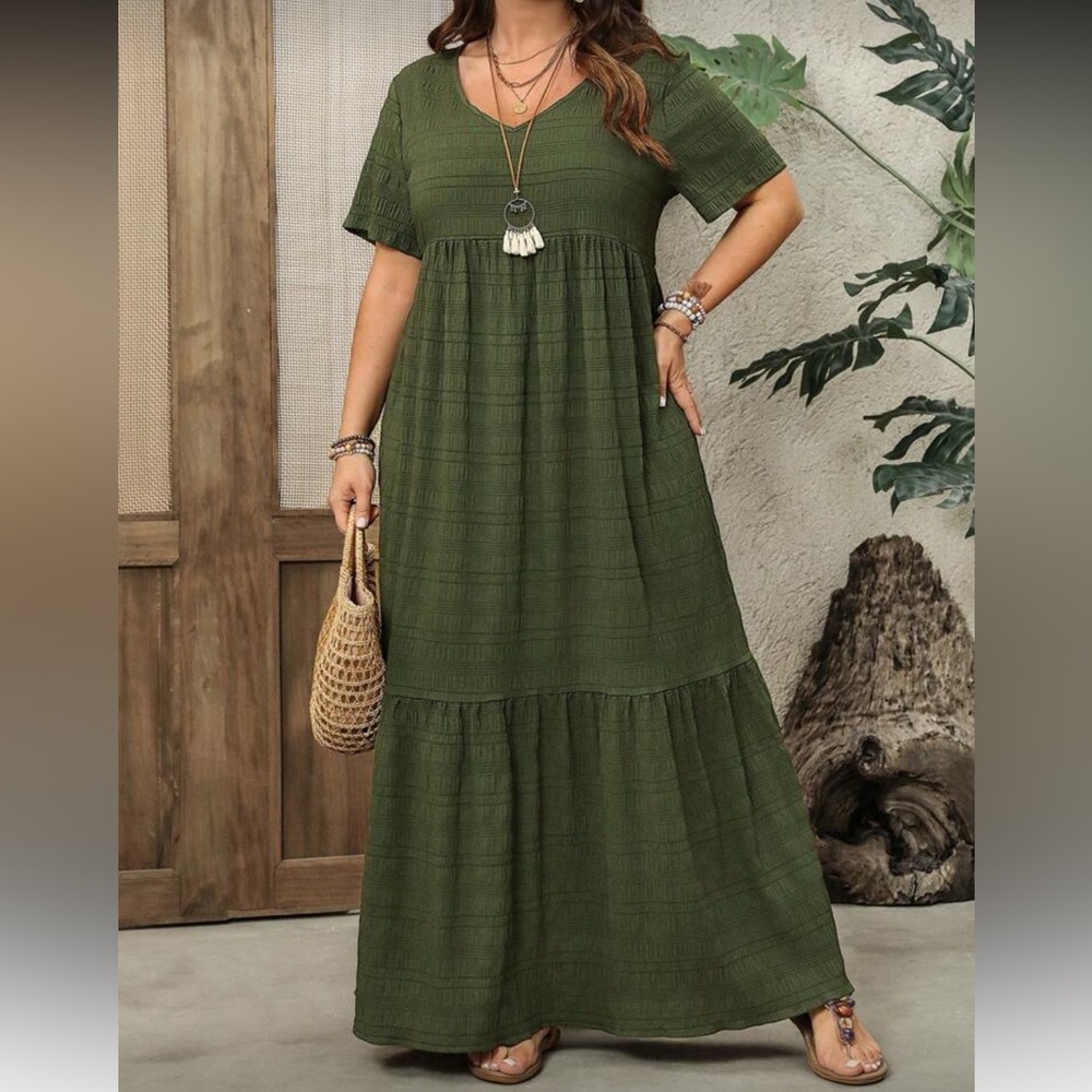 Plus size textured V neck maxi dress - Picture 6 of 6